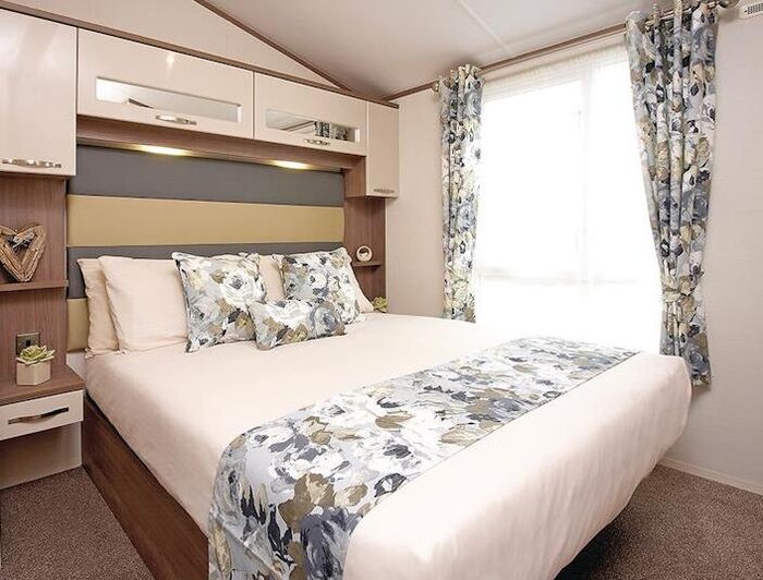 Highlander lodge master bedroom, king size bed